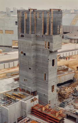 Construction de la tour nord-est pour escalier et gaine. Début 1996. © Région Bourgogne-Franche-Comté, Inventaire du patrimoine