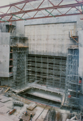 Construction : fosse d'orchestre et cage de scène, depuis le nord. 3 février 1997. © Région Bourgogne-Franche-Comté, Inventaire du patrimoine