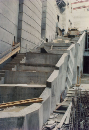 Construction : escalier et balcon latéral de la salle ("plateau latéral côté cour"). Début 1997. © Région Bourgogne-Franche-Comté, Inventaire du patrimoine