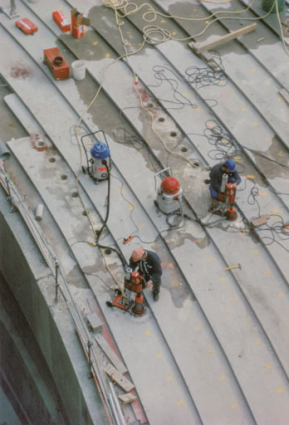 Construction : carottage des conduits de ventilation des fauteuils. 1er avril 1997 (?). © Région Bourgogne-Franche-Comté, Inventaire du patrimoine