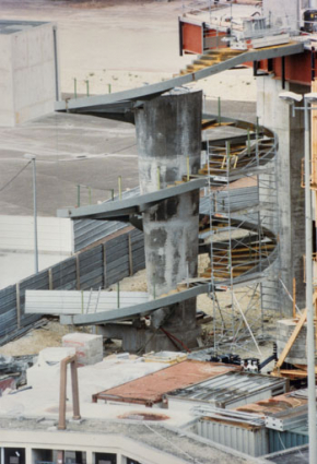 Construction : escalier en vis nord. S.d. [mi 1997 ?]. © Région Bourgogne-Franche-Comté, Inventaire du patrimoine