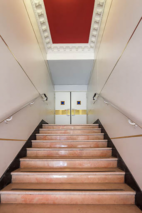 Escalier desservant la salle 2. Le plafond conserve un vestige du décor d'origine. © Région Bourgogne-Franche-Comté, Inventaire du patrimoine