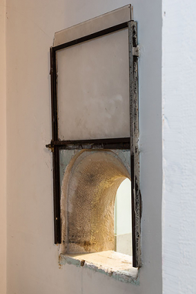 Vestibule : ancien guichet de la partie droite, vu depuis le bureau. © Région Bourgogne-Franche-Comté, Inventaire du patrimoine