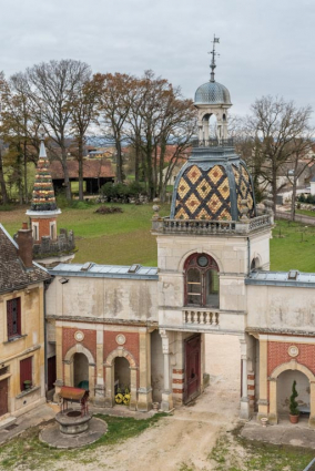 Galerie et puits : vue plongeante depuis le "Donjon". © Région Bourgogne-Franche-Comté, Inventaire du patrimoine