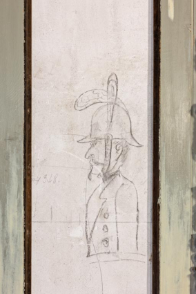 Foyer, vers la porte dérobée : dessin crayonné sur le mur © Région Bourgogne-Franche-Comté, Inventaire du patrimoine