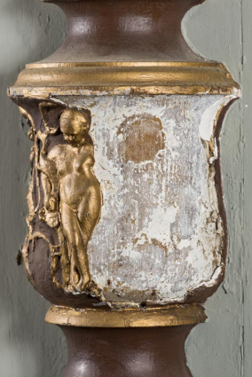 Foyer : décor lacunaire d'une colonne. © Région Bourgogne-Franche-Comté, Inventaire du patrimoine