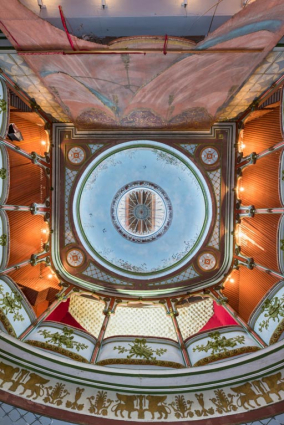 Salle : vue d'ensemble du balcon et du plafond. © Région Bourgogne-Franche-Comté, Inventaire du patrimoine