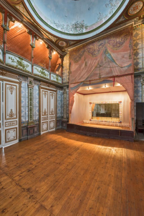 Salle : vue d'ensemble de trois quarts, vers la scène. © Région Bourgogne-Franche-Comté, Inventaire du patrimoine