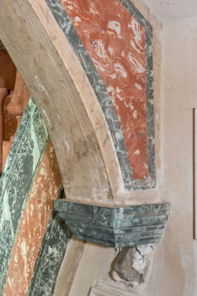 Décor de faux marbre du départ d'arc et de son culot. © Région Bourgogne-Franche-Comté, Inventaire du patrimoine