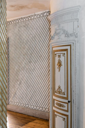 Couloir desservant la salle : décor de treillages en bois. © Région Bourgogne-Franche-Comté, Inventaire du patrimoine