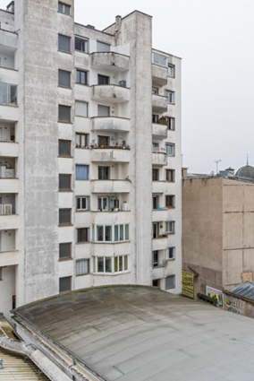 Immeuble rue Maréchal Foch : façade postérieure. Au premier plan, toiture de la salle 3. © Région Bourgogne-Franche-Comté, Inventaire du patrimoine Immeuble rue Maréchal Foch : façade postérieure. Au premier plan, toiture de la salle 3. © Région Bourgogne-Franche-Comté, Inventaire du patrimoine
