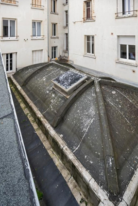 Toit de la salle 9, vu depuis celui de la salle 2. © Région Bourgogne-Franche-Comté, Inventaire du patrimoine Toit de la salle 9, vu depuis celui de la salle 2. © Région Bourgogne-Franche-Comté, Inventaire du patrimoine