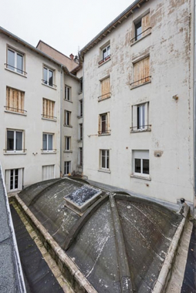 Façade postérieure, aile ouest et toit de la salle 9. © Région Bourgogne-Franche-Comté, Inventaire du patrimoine Façade postérieure, aile ouest et toit de la salle 9. © Région Bourgogne-Franche-Comté, Inventaire du patrimoine