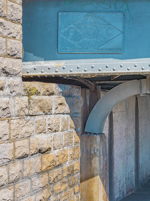 Détail de la plaque sur le tablier du pont. © Région Bourgogne-Franche-Comté, Inventaire du patrimoine