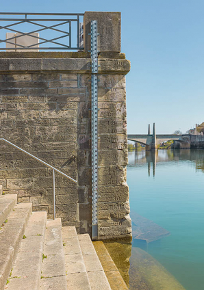 L'échelle de crue historique du port Villiers. © Région Bourgogne-Franche-Comté, Inventaire du patrimoine