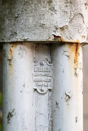 Lampadaire à l'origne entre les deux bassins de refroidissement, plaque de firme (L. Béraud). © Région Bourgogne-Franche-Comté, Inventaire du patrimoine