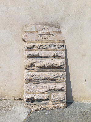 Détail du repère de la crue du 4 novembre 1840 sur une maison quai du Midi. © Région Bourgogne-Franche-Comté, Inventaire du patrimoine