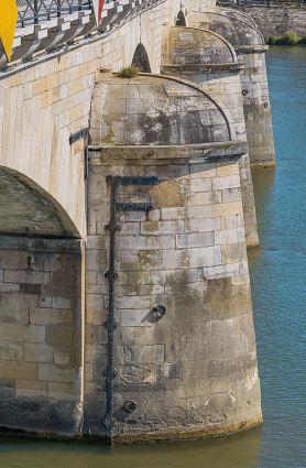 Détail des arrière-becs du pont et de l'échelle de crue. © Région Bourgogne-Franche-Comté, Inventaire du patrimoine