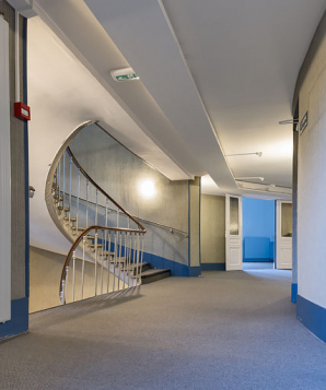 Palier du 1er, avec l'escalier côté cour et la porte du foyer. © Région Bourgogne-Franche-Comté, Inventaire du patrimoine