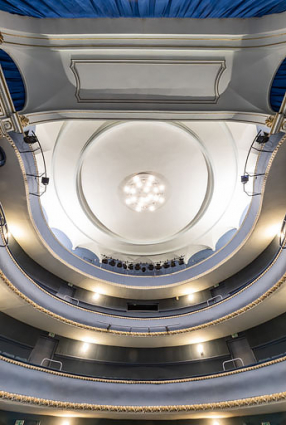 Balcons et plafond, vus du parterre. © Région Bourgogne-Franche-Comté, Inventaire du patrimoine