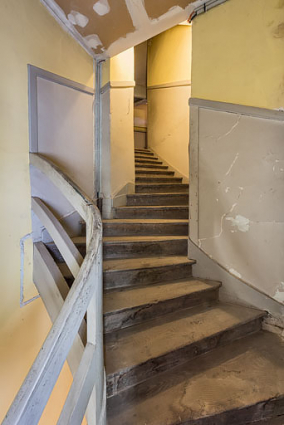 Escalier conduisant au 3e balcon (côté cour) : jonction entre le corps d'entrée et le corps principal. © Région Bourgogne-Franche-Comté, Inventaire du patrimoine