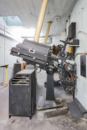 Projecteur côté cour et son redresseur. © Région Bourgogne-Franche-Comté, Inventaire du patrimoine