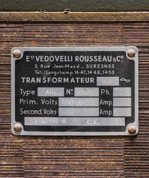 Redresseur Rectarc désaffecté : plaque de constructeur sur l'un des éléments. © Région Bourgogne-Franche-Comté, Inventaire du patrimoine