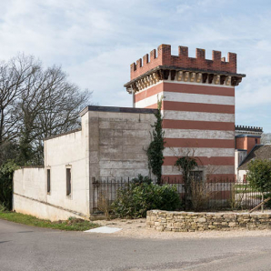 "Château neuf" : la "Tour du Four" et l' "appartement des bains", depuis la route au nord-est (vue resserrée). © Région Bourgogne-Franche-Comté, Inventaire du patrimoine