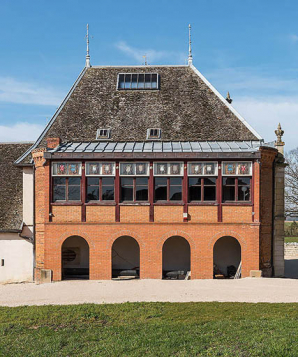 Elévation postérieure : le foyer, adossé au corps nord. Noter la tabatière dans le toit, donnant de la lumière à la salle. © Région Bourgogne-Franche-Comté, Inventaire du patrimoine