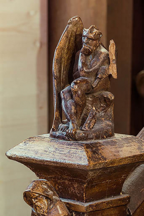 Escalier, rez-de-chaussée : départ de rampe avec statuette de diable. © Région Bourgogne-Franche-Comté, Inventaire du patrimoine