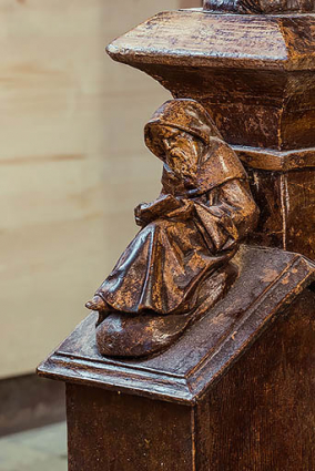 Escalier, rez-de-chaussée : départ de rampe avec statuette de moine lisant. © Région Bourgogne-Franche-Comté, Inventaire du patrimoine