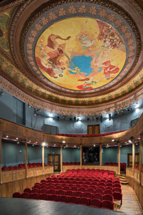 Salle : vue depuis la scène, de trois quarts. © Région Bourgogne-Franche-Comté, Inventaire du patrimoine