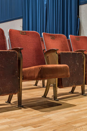 Salle, première rangée : siège assise ouverte. © Région Bourgogne-Franche-Comté, Inventaire du patrimoine