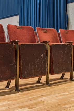 Salle, première rangée : siège assise fermée. © Région Bourgogne-Franche-Comté, Inventaire du patrimoine