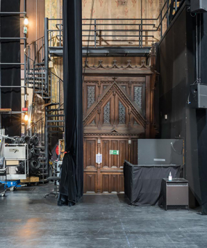 Théâtre : coulisse côté cour (sud), avec porte du transept et accès aux passerelles. © Région Bourgogne-Franche-Comté, Inventaire du patrimoine