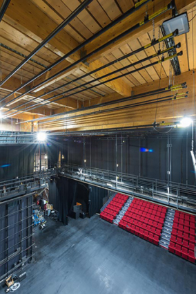 Théâtre : vue plongeante sur la scène et la salle, montrant les passerelles et la charpente. © Région Bourgogne-Franche-Comté, Inventaire du patrimoine