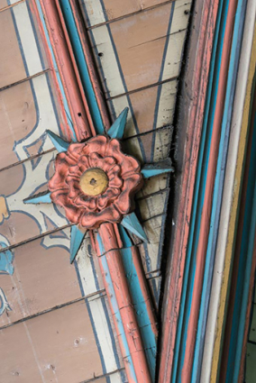 Nef, charpente lambrissée : peinture et motif floral sculpté. © Région Bourgogne-Franche-Comté, Inventaire du patrimoine