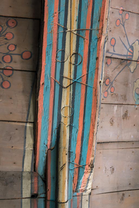 Nef, charpente lambrissée : marques de charpentier à la retombée, vers la croisée du transept. © Région Bourgogne-Franche-Comté, Inventaire du patrimoine
