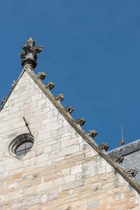 Façade orientale : pignon avec amortissement et crochets. © Région Bourgogne-Franche-Comté, Inventaire du patrimoine