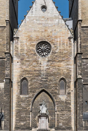 Façade orientale : mur fermant la travée droite du choeur disparu. Au centre, le monument à Bossuet. © Région Bourgogne-Franche-Comté, Inventaire du patrimoine