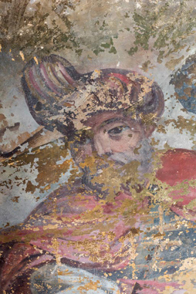 Personnage central du groupe de trois, en bas à droite. © Région Bourgogne-Franche-Comté, Inventaire du patrimoine Personnage central du groupe de trois, en bas à droite. © Région Bourgogne-Franche-Comté, Inventaire du patrimoine