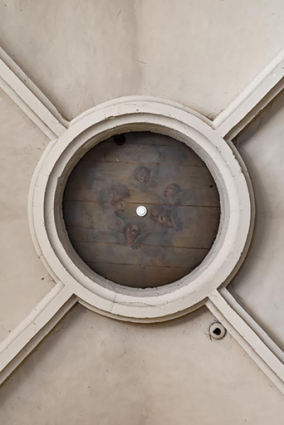 Angelots peints sur le couvercle de l'ouverture zénithale, ancienne chapelle du Saint-Sépulcre (rez-de-chaussée de la tour sud). © Région Bourgogne-Franche-Comté, Inventaire du patrimoine