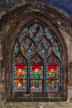 Verrière de la 2e chapelle à gauche (nord) : saints Urbain, Grégoire et Tétric. © Région Bourgogne-Franche-Comté, Inventaire du patrimoine