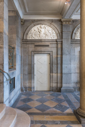 Mur latéral droite (côté cour) : porte de gauche. © Région Bourgogne-Franche-Comté, Inventaire du patrimoine