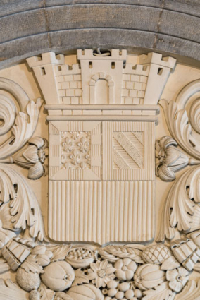 Bas-relief côté cour, au centre : détail du blason de Dijon. © Région Bourgogne-Franche-Comté, Inventaire du patrimoine