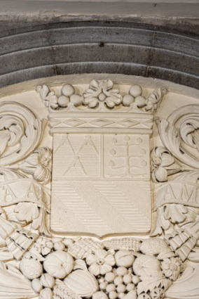 Bas-relief côté jardin, au centre : détail du blason de François Nicolas Le Compasseur de Courtivron. © Région Bourgogne-Franche-Comté, Inventaire du patrimoine