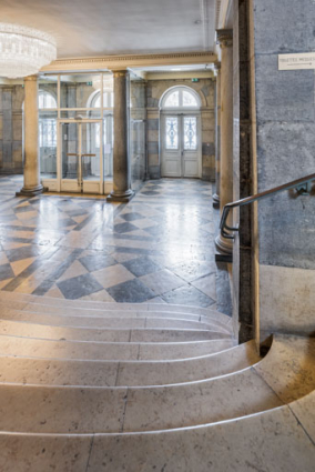 Vestibule : extrémité incurvée des marches de l'escalier. © Région Bourgogne-Franche-Comté, Inventaire du patrimoine