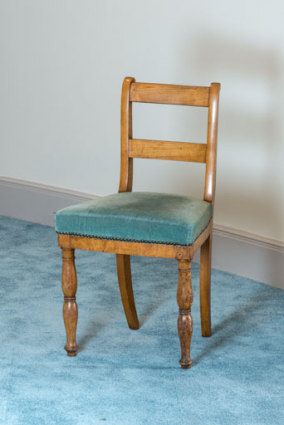 Chaise rembourrée à dossier plat à barreau. © Région Bourgogne-Franche-Comté, Inventaire du patrimoine