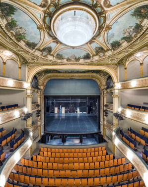 Lustre de la salle : vue d'ensemble dans la pièce. © Région Bourgogne-Franche-Comté, Inventaire du patrimoine