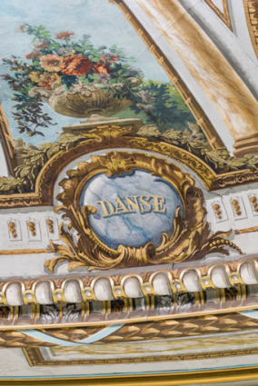 Plafond : inscription Danse. © Région Bourgogne-Franche-Comté, Inventaire du patrimoine